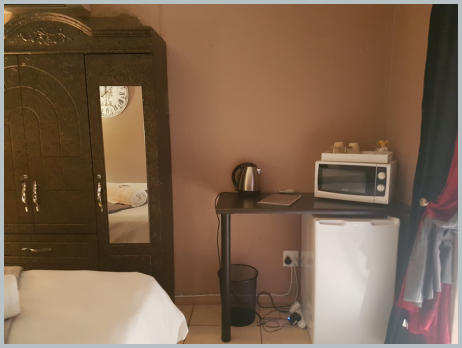 1 Queen bed, Sleeps 2