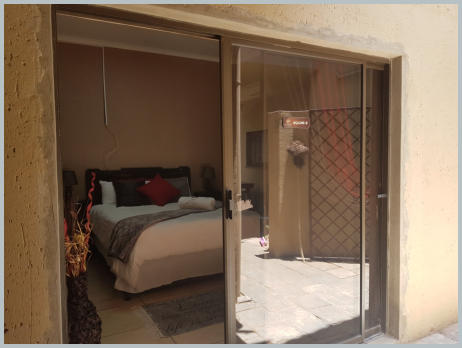 1 Queen bed, Sleeps 2