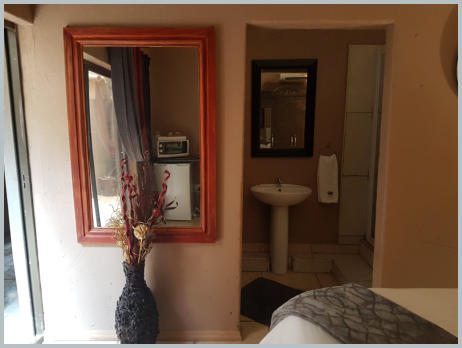 1 Queen bed, Sleeps 2